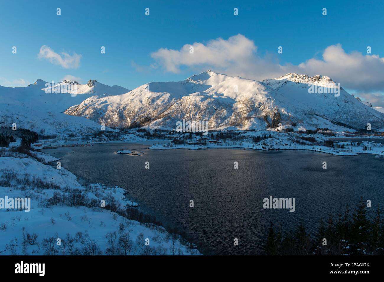 Vue sur les montagnes enneigées et le paysage de la région de Sildspolnes Sjocamp près de Svolvaer sur l'île d'Austvag dans les îles Lofoten, Nordland Co Banque D'Images