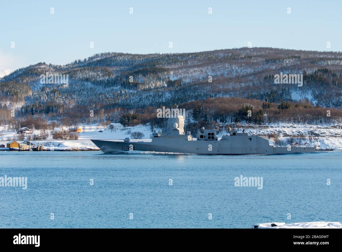 Vue sur un navire de garde-côtes norvégien dans le détroit de Tjeldsundet, près de Harstad, Norvège. Banque D'Images