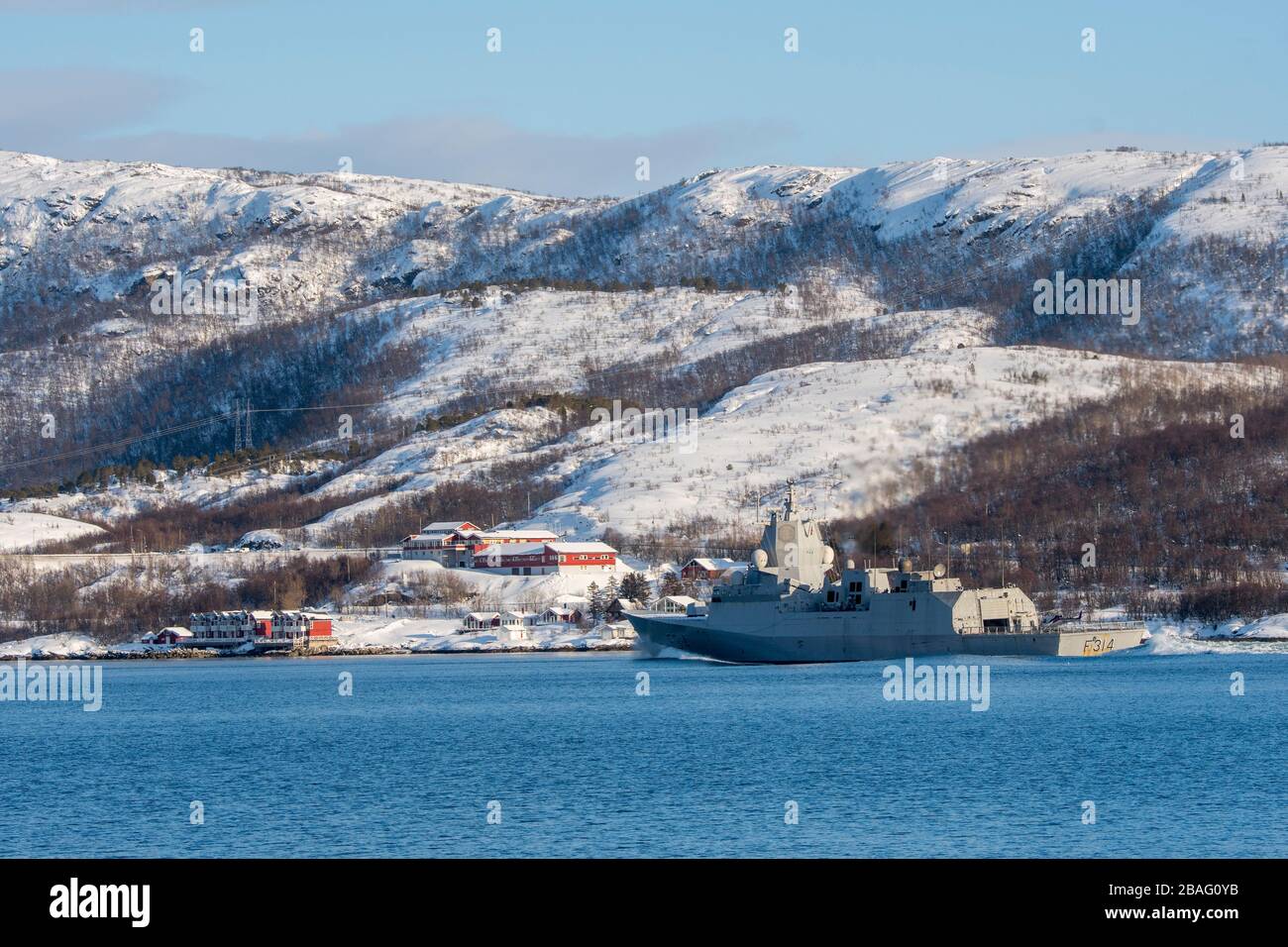 Vue sur un navire de garde-côtes norvégien dans le détroit de Tjeldsundet, près de Harstad, Norvège. Banque D'Images