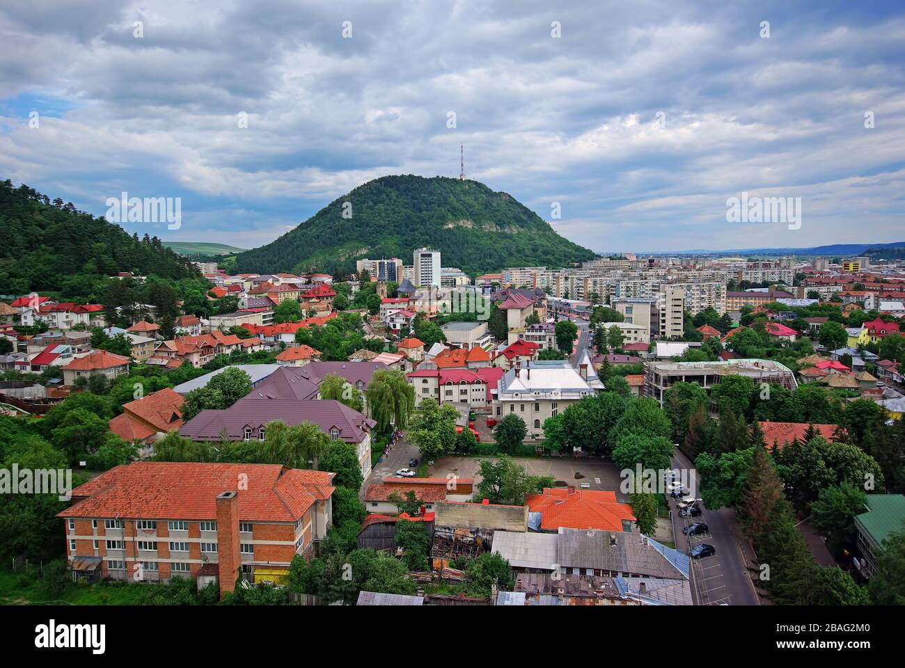 Vue aérienne de la ville verte, Piatra Neamt en Roumanie, paysage d'été Banque D'Images