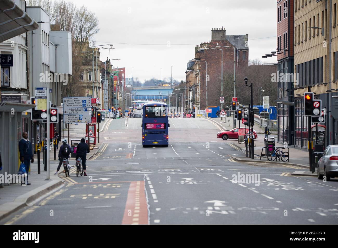 Glasgow, Royaume-Uni. 27 mars 2020. Photo : vue sur le centre-ville de Glasgow montrant des rues vides, des boutiques fermées et des gares vides pendant ce qui serait normalement une scène de rue animée avec des clients et des personnes travaillant dans la ville. La pandémie de coronavirus a forcé le gouvernement britannique à ordonner la fermeture de toutes les grandes villes britanniques et à faire en sorte que les gens restent chez eux. Crédit : Colin Fisher/Alay Live News Banque D'Images