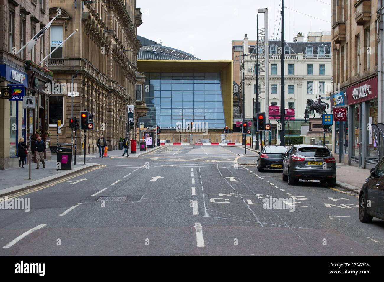 Glasgow, Royaume-Uni. 27 mars 2020. Photo : vue sur le centre-ville de Glasgow montrant des rues vides, des boutiques fermées et des gares vides pendant ce qui serait normalement une scène de rue animée avec des clients et des personnes travaillant dans la ville. La pandémie de coronavirus a forcé le gouvernement britannique à ordonner la fermeture de toutes les grandes villes britanniques et à faire en sorte que les gens restent chez eux. Crédit : Colin Fisher/Alay Live News Banque D'Images