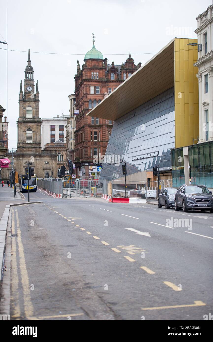 Glasgow, Royaume-Uni. 27 mars 2020. Photo : vue sur le centre-ville de Glasgow montrant des rues vides, des boutiques fermées et des gares vides pendant ce qui serait normalement une scène de rue animée avec des clients et des personnes travaillant dans la ville. La pandémie de coronavirus a forcé le gouvernement britannique à ordonner la fermeture de toutes les grandes villes britanniques et à faire en sorte que les gens restent chez eux. Crédit : Colin Fisher/Alay Live News Banque D'Images