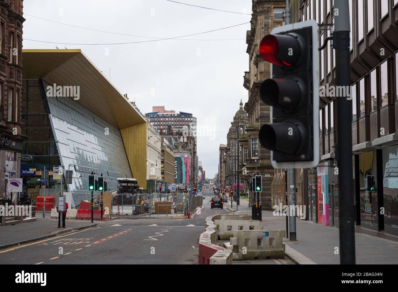 Glasgow, Royaume-Uni. 27 mars 2020. Photo : vue sur le centre-ville de Glasgow montrant des rues vides, des boutiques fermées et des gares vides pendant ce qui serait normalement une scène de rue animée avec des clients et des personnes travaillant dans la ville. La pandémie de coronavirus a forcé le gouvernement britannique à ordonner la fermeture de toutes les grandes villes britanniques et à faire en sorte que les gens restent chez eux. Crédit : Colin Fisher/Alay Live News Banque D'Images