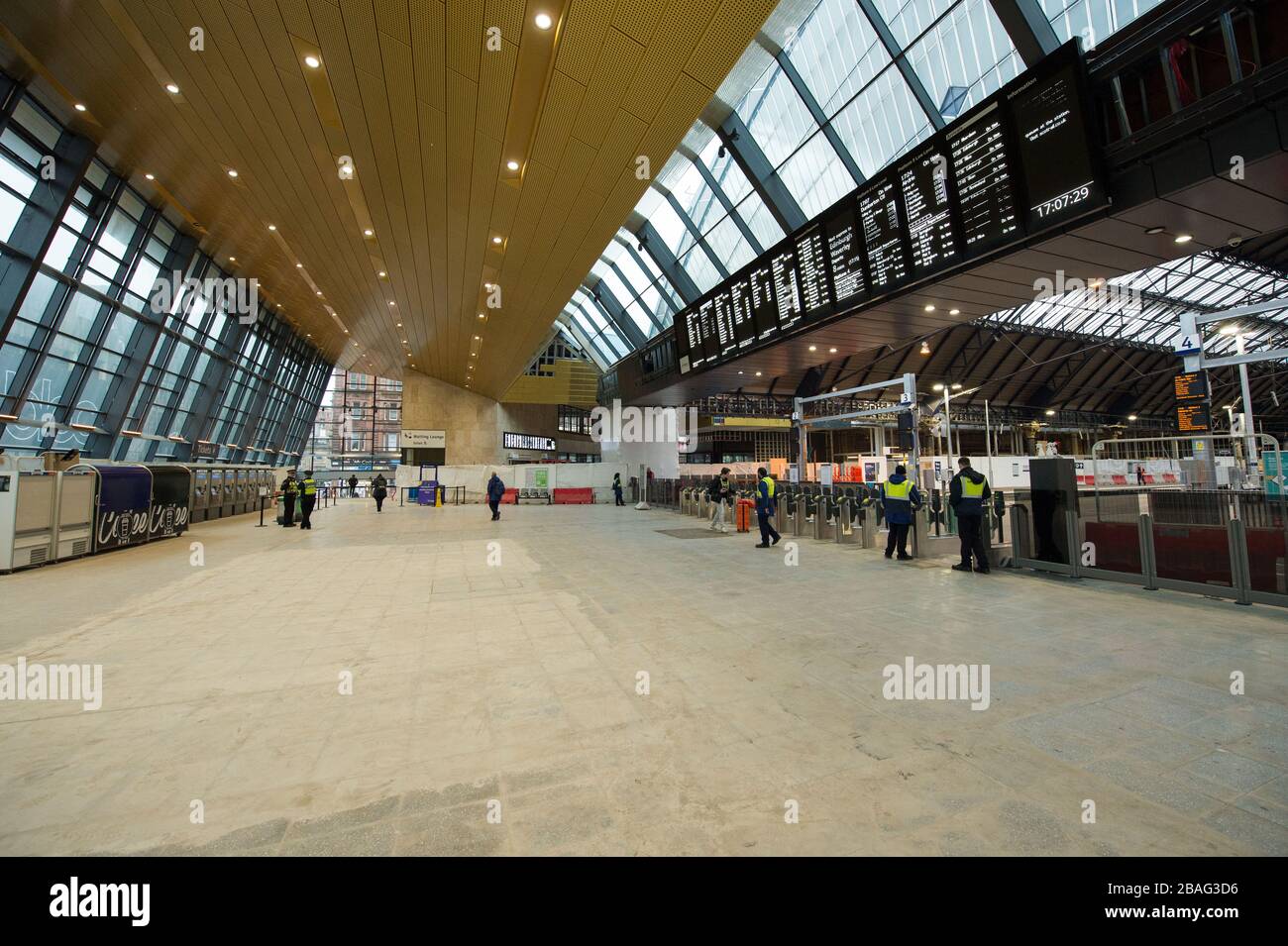 Glasgow, Royaume-Uni. 27 mars 2020. Photo: La gare de Queen Street au milieu de Glasgow pendant l'heure de pointe est maintenant comme une ville fantôme. Vue sur le centre-ville de Glasgow montrant des rues vides, des magasins fermés et des gares vides pendant ce qui serait normalement une scène de rue animée avec des clients et des personnes travaillant dans la ville. La pandémie de coronavirus a forcé le gouvernement britannique à ordonner la fermeture de toutes les grandes villes britanniques et à faire en sorte que les gens restent chez eux. Crédit : Colin Fisher/Alay Live News Banque D'Images