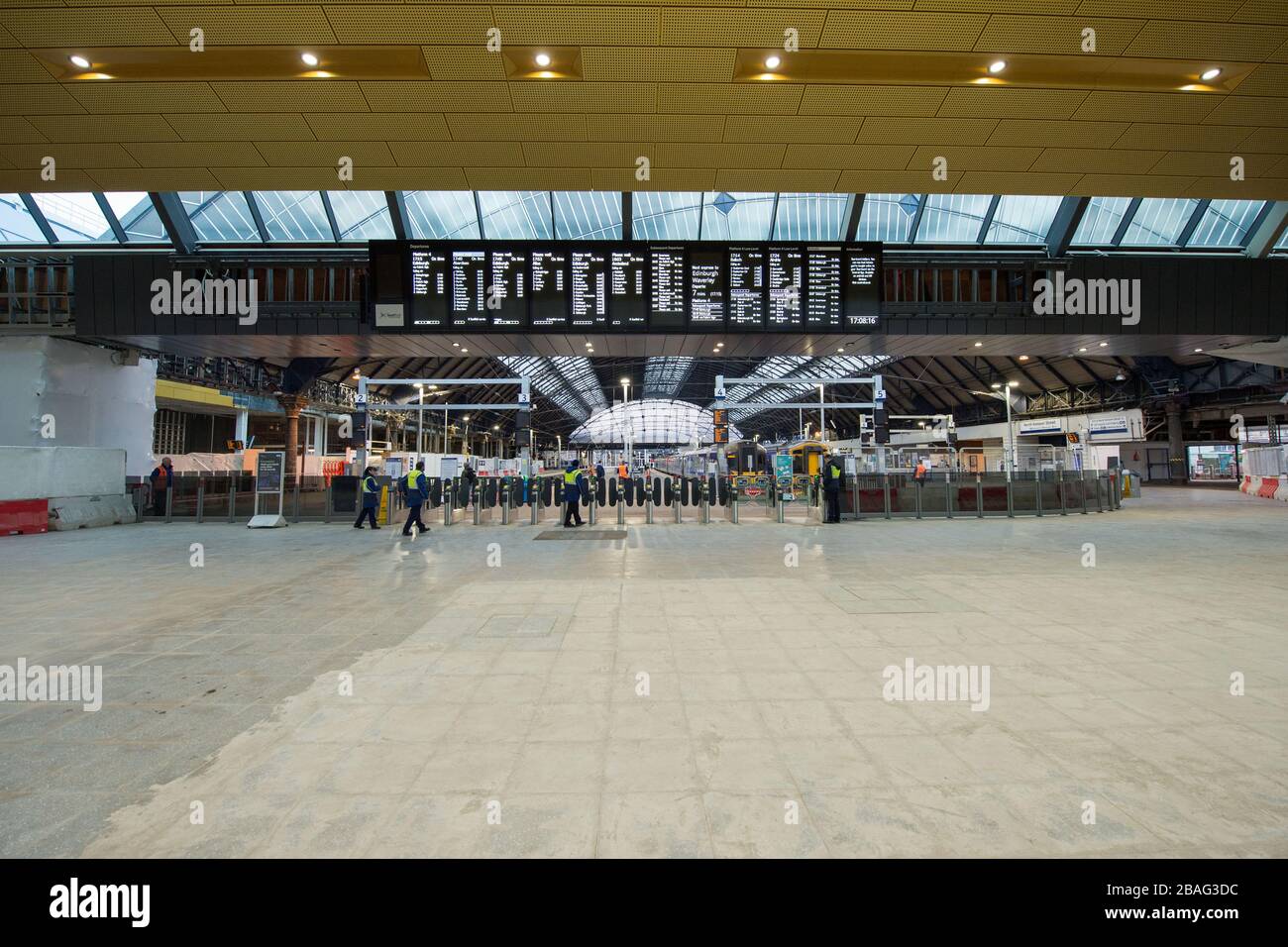 Glasgow, Royaume-Uni. 27 mars 2020. Photo: La gare de Queen Street au milieu de Glasgow pendant l'heure de pointe est maintenant comme une ville fantôme. Vue sur le centre-ville de Glasgow montrant des rues vides, des magasins fermés et des gares vides pendant ce qui serait normalement une scène de rue animée avec des clients et des personnes travaillant dans la ville. La pandémie de coronavirus a forcé le gouvernement britannique à ordonner la fermeture de toutes les grandes villes britanniques et à faire en sorte que les gens restent chez eux. Crédit : Colin Fisher/Alay Live News Banque D'Images