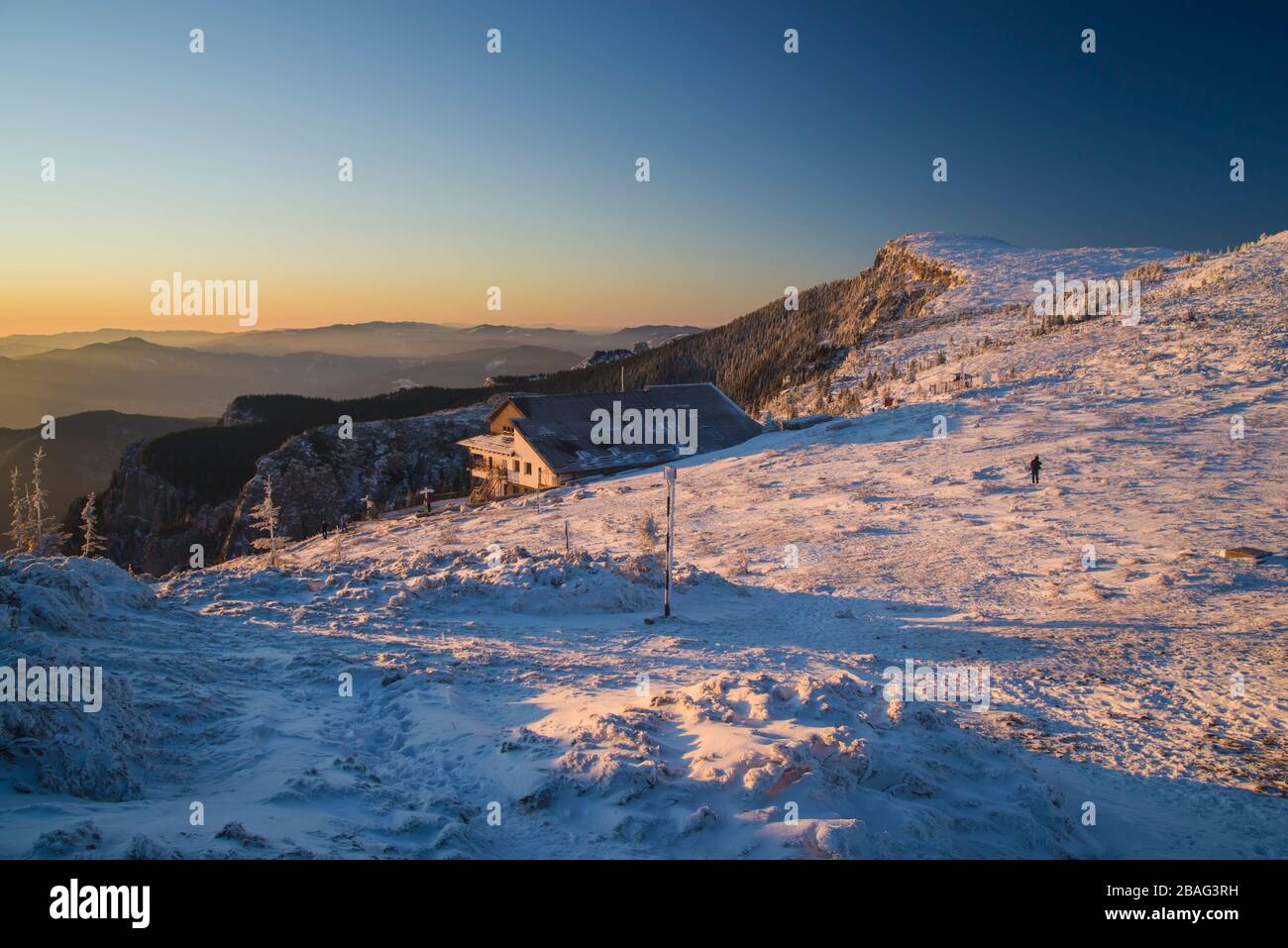 Chalet de montagne paysage au lever du soleil dans les Carpates roumains, scène gelée Banque D'Images