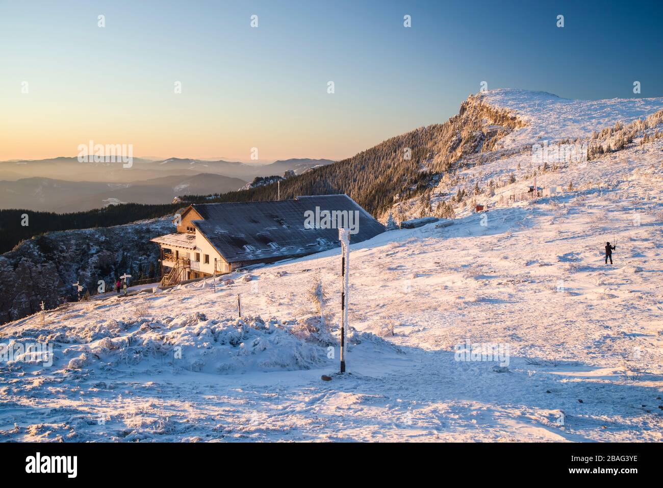 Une scène de montagne gelée au lever du soleil, à la craie et aux touristes dans les Carpates roumains. Banque D'Images