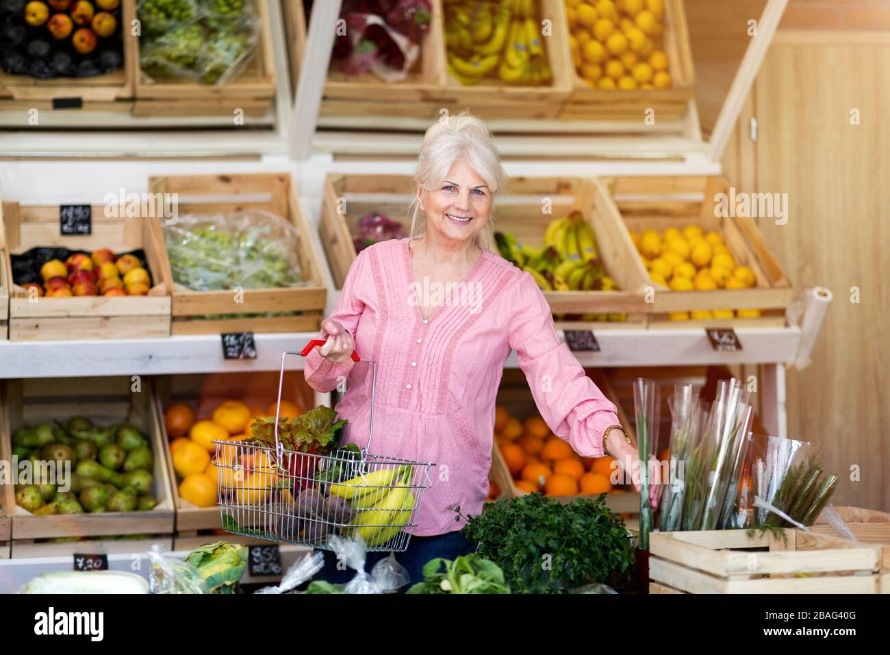 Femme shopping dans une petite épicerie Banque D'Images