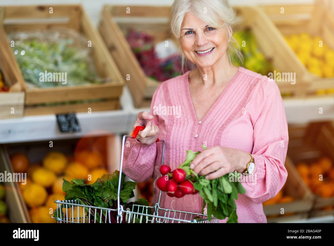 Femme shopping dans une petite épicerie Banque D'Images