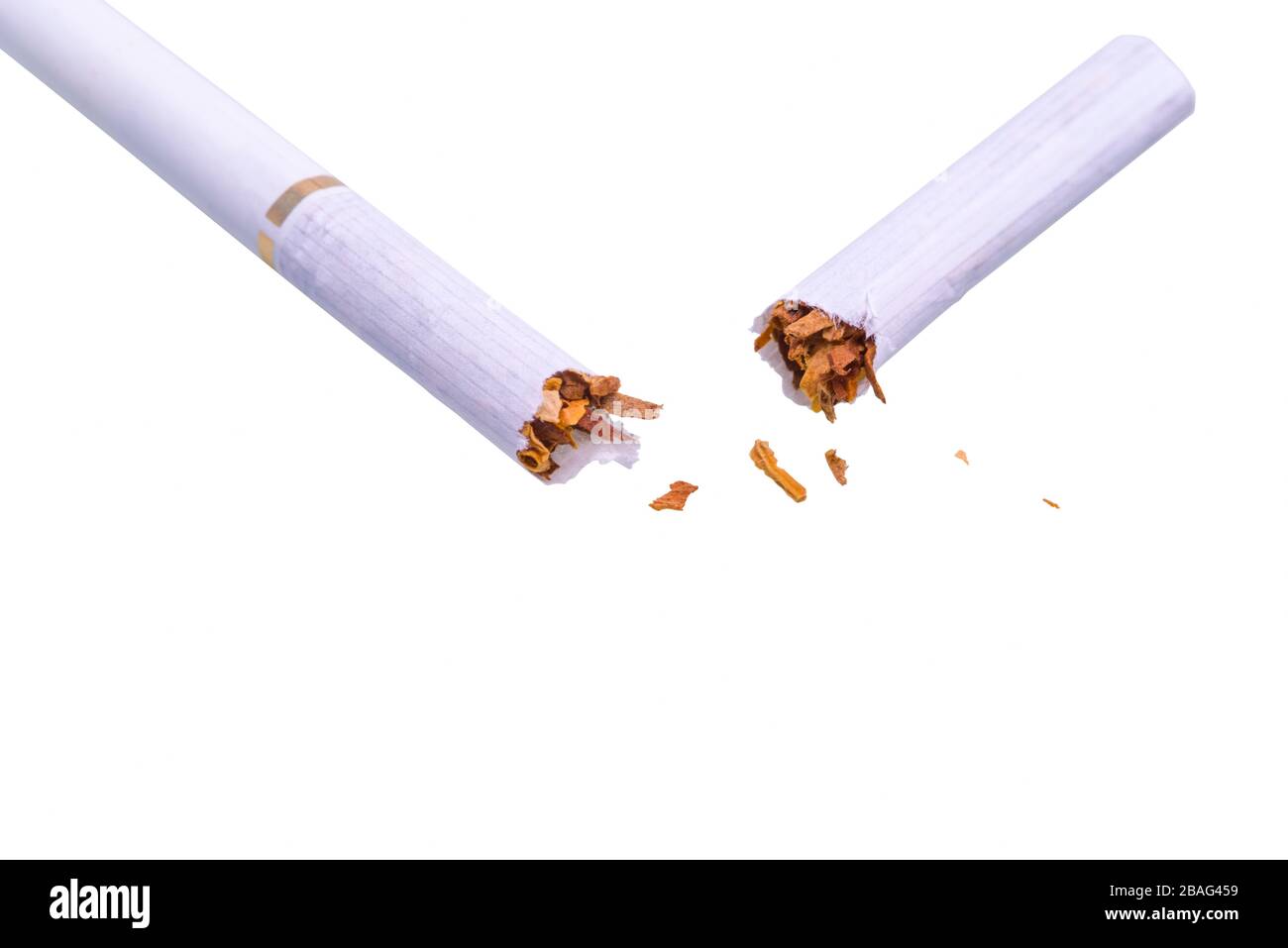 Cigarette cassée isolée sur blanc, campagne de non-fumeurs Banque D'Images