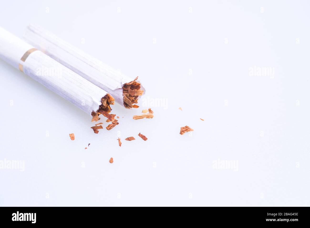 Concept de campagne cesser de fumer, cigarette cassée sur blanc Banque D'Images