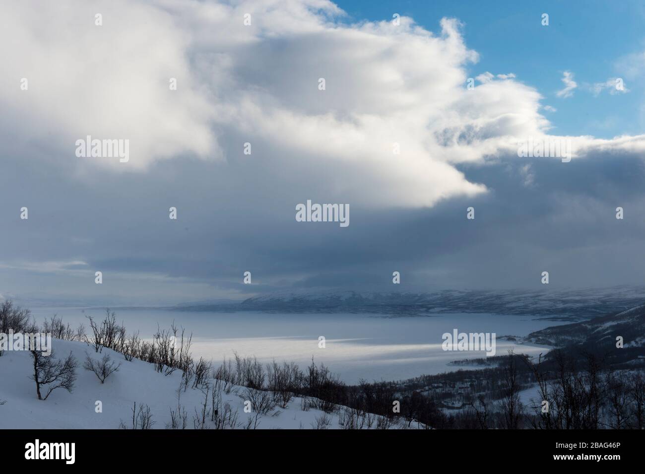 Vue depuis les pistes de ski de l'Hotel Fjallet, région de Lac Tornetrask gelé et enneigé, en Laponie suédoise, dans le nord de la Suède. Banque D'Images