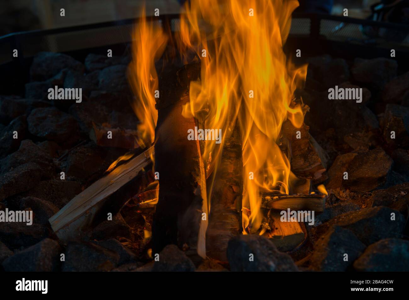 Un beau feu dans une cheminée dans une cabane sur les pistes de ski de l'hôtel Fjallet en Laponie suédoise, dans le nord de la Suède. Banque D'Images