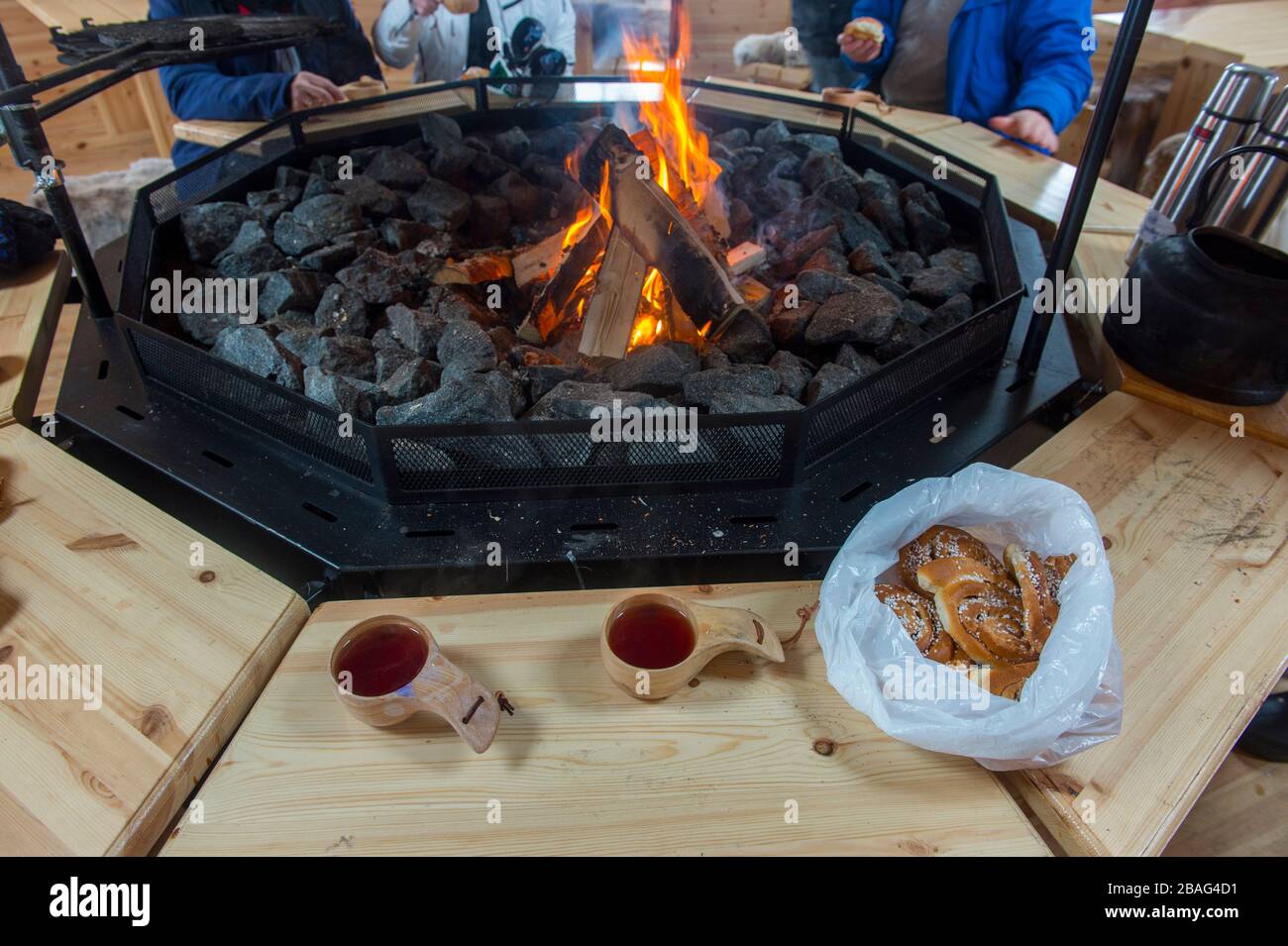 Un beau feu dans un endroit de feu avec une Fika suédoise traditionnelle (une pause café avec des biens de soutien) dans une cabane sur les pistes de ski à l'hôtel Fjallet à Swedi Banque D'Images