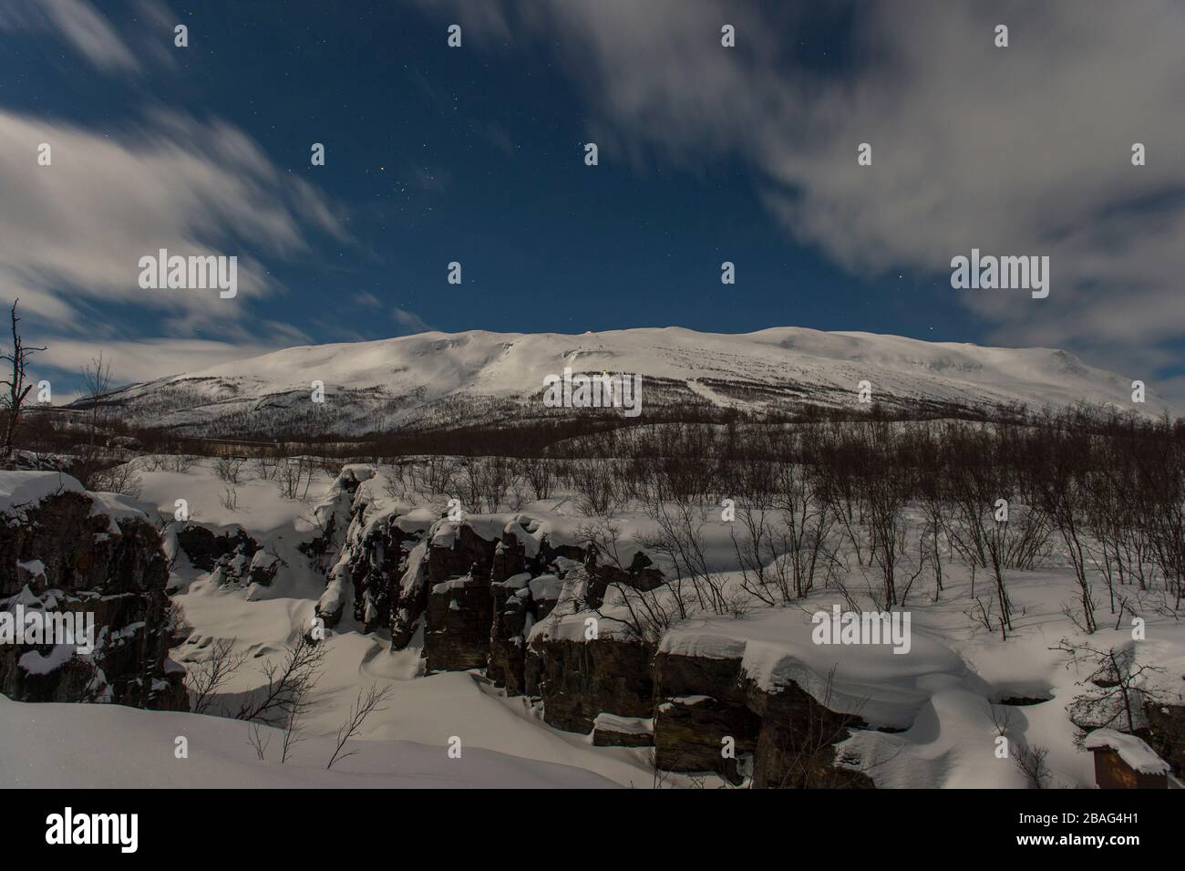 Photo nocturne du canyon Abeskoabnu dans le parc national d'Abisko en hiver en Laponie suédoise, dans le nord de la Suède avec la station Aurora Sky dans le bac Banque D'Images