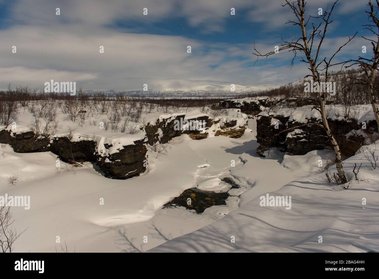 Photo nocturne du canyon Abeskoaresnu dans le parc national d'Abisko en hiver en Laponie suédoise, dans le nord de la Suède. Banque D'Images