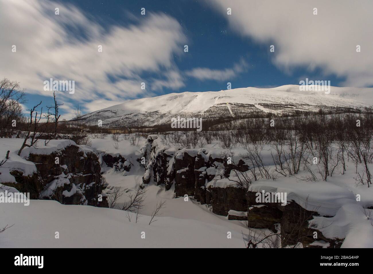 Photo nocturne du canyon Abeskoabnu dans le parc national d'Abisko en hiver en Laponie suédoise, dans le nord de la Suède avec la station Aurora Sky dans le bac Banque D'Images