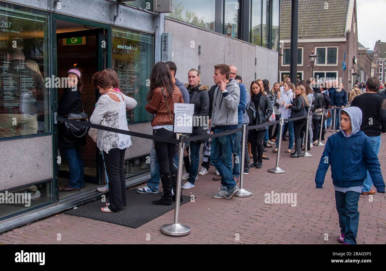 Faire la queue pour la maison d'Anne Frank à Amsterdam, aux pays-Bas Banque D'Images