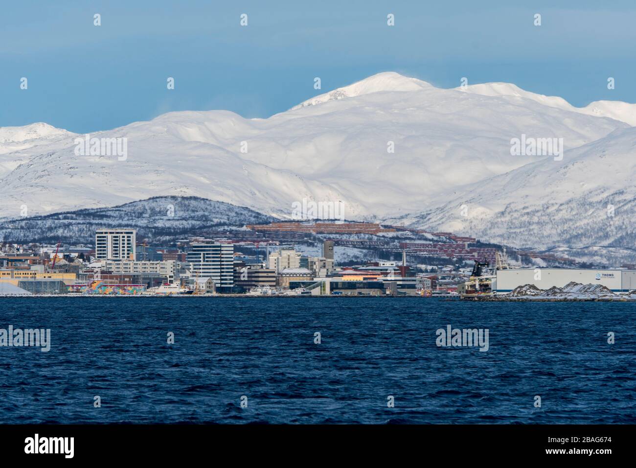 Vue depuis le fjord Tromso de la ville de Tromso en hiver, dans le comté de Troms og Finnmark en Norvège. Banque D'Images