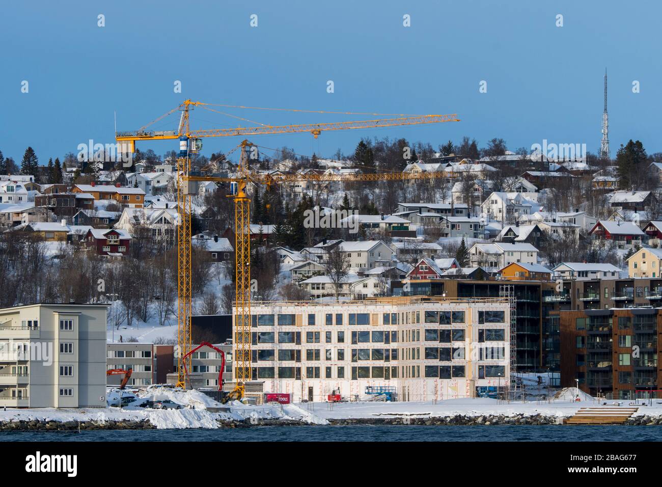 Vue depuis le fjord de Tromso des sites de construction de la ville de Tromso, dans le comté de Troms og Finnmark, Norvège. Banque D'Images