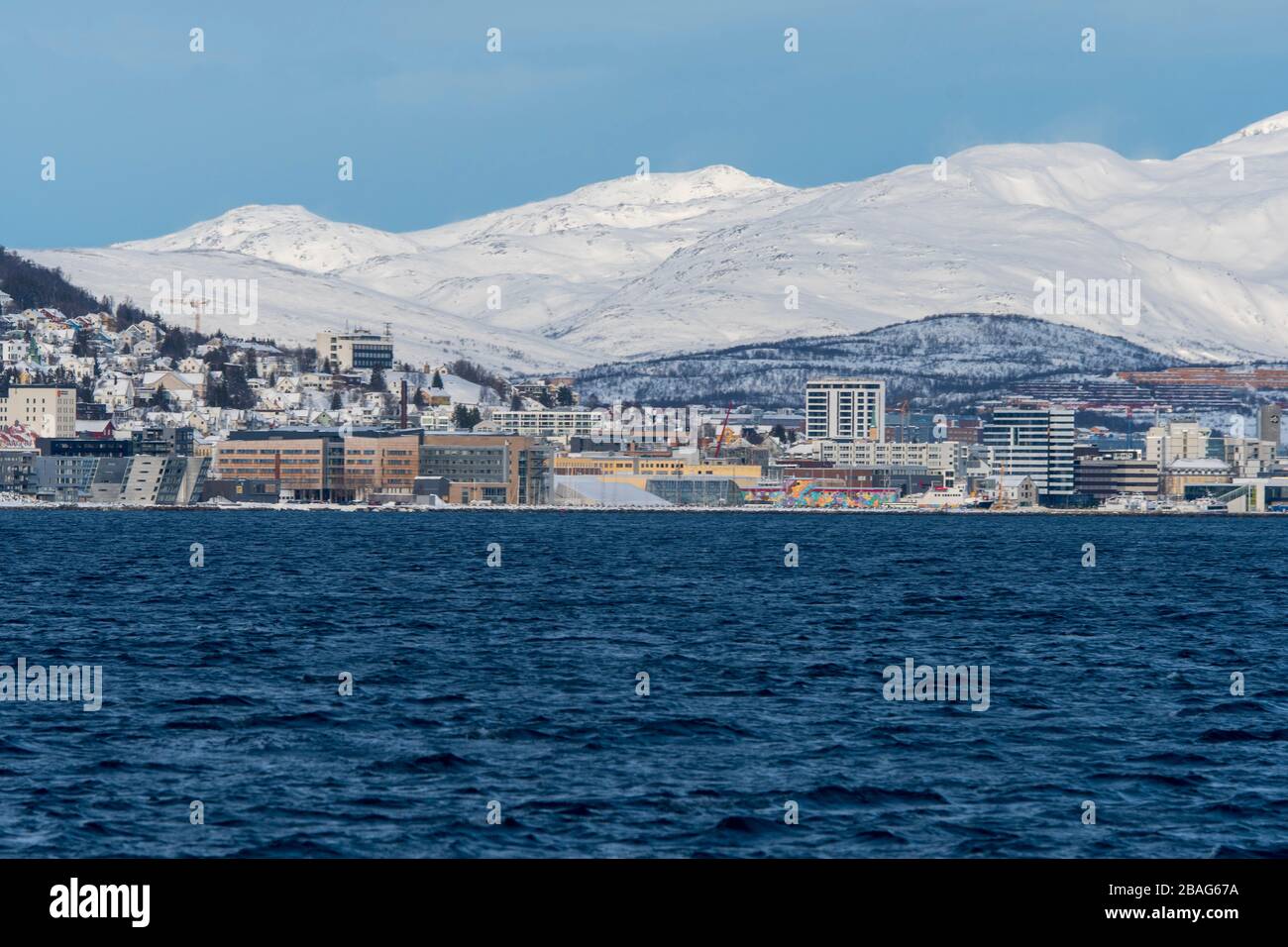 Vue depuis le fjord Tromso de la ville de Tromso en hiver, dans le comté de Troms og Finnmark en Norvège. Banque D'Images