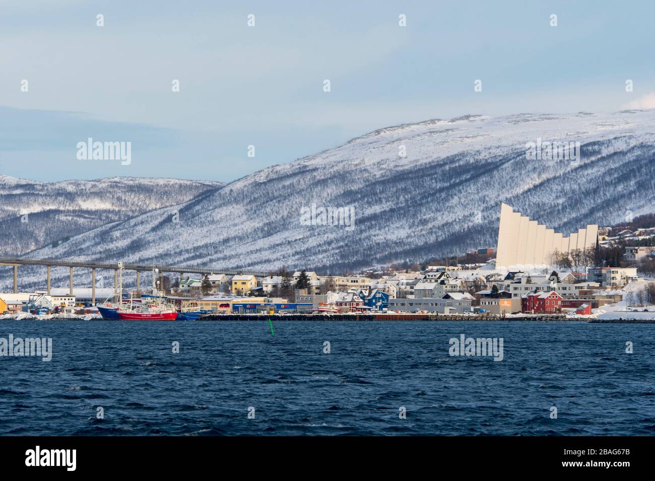 Vue depuis le fjord de Tromsdalen ou la cathédrale arctique de la ville de Tromso en hiver, dans le comté de Troms og Finnmark, en Norvège. Banque D'Images