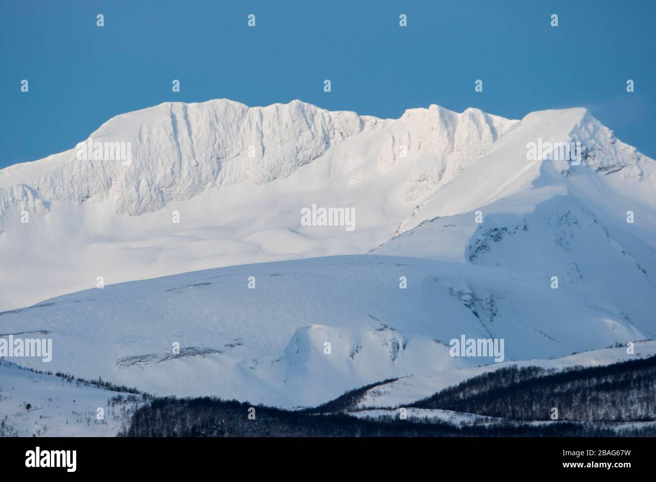 Vue sur le paysage de montagne du fjord de Tromso près de la ville de Tromso, comté de Troms og Finnmark, Norvège. Banque D'Images