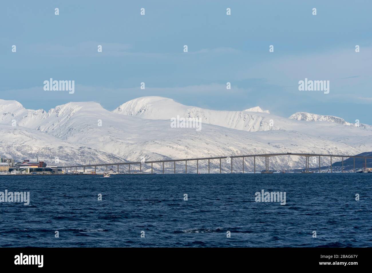 Vue depuis le fjord de Tromso, le pont de Tromso, qui est un pont routier à cantilever, dans la ville de Tromso, dans le comté de Troms og Finnmark, en Norvège, reliant Tromso Banque D'Images