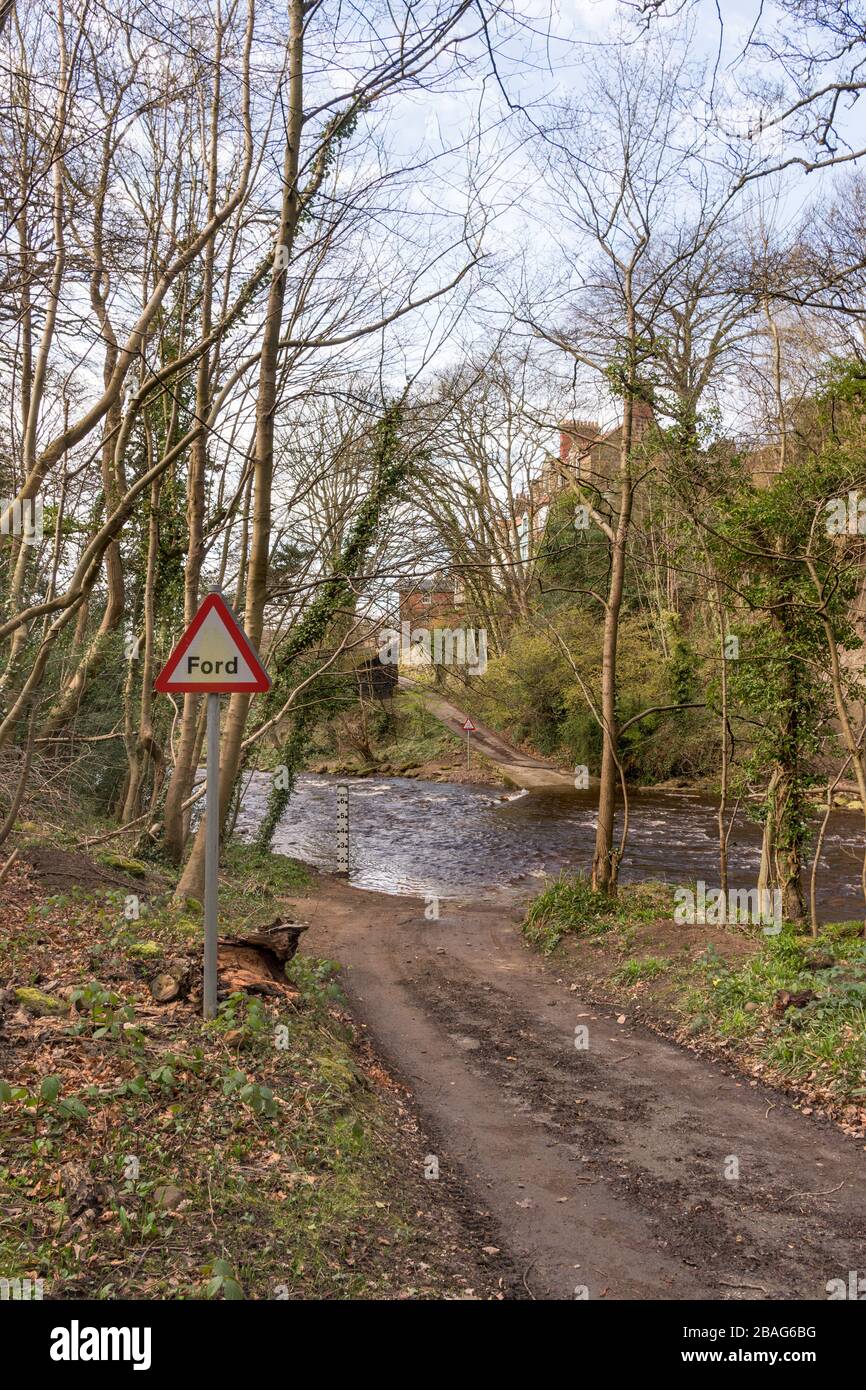 Ford de l'autre côté de la rivière Murk Esk à Grosmont, dans le Yorkshire du Nord, en Angleterre, au Royaume-Uni Banque D'Images