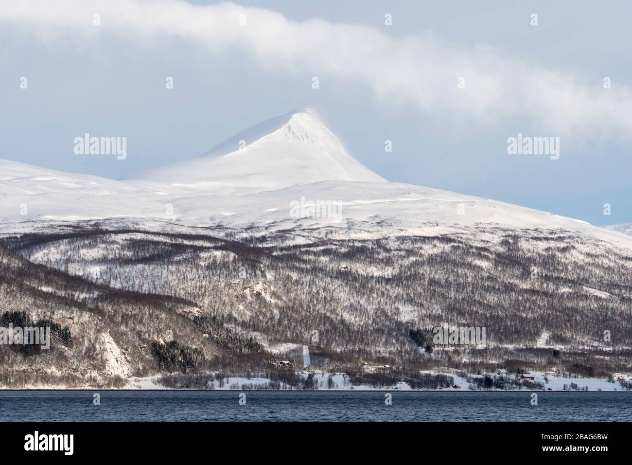 Vue sur le paysage enneigé du fjord de Tromso, près de la ville de Tromso, dans le comté de Troms og Finnmark, Norvège. Banque D'Images