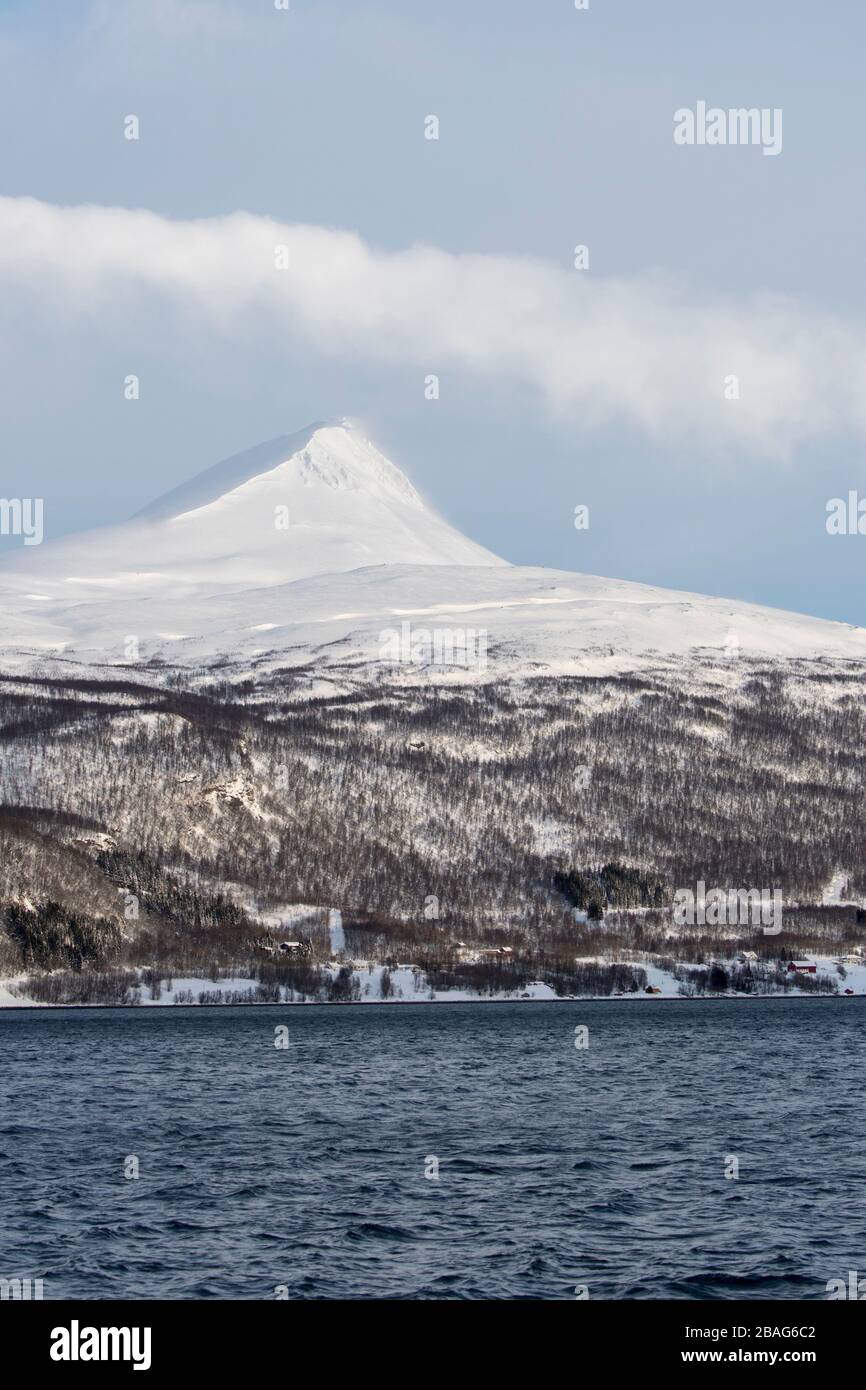 Vue sur le paysage enneigé du fjord de Tromso, près de la ville de Tromso, dans le comté de Troms og Finnmark, Norvège. Banque D'Images