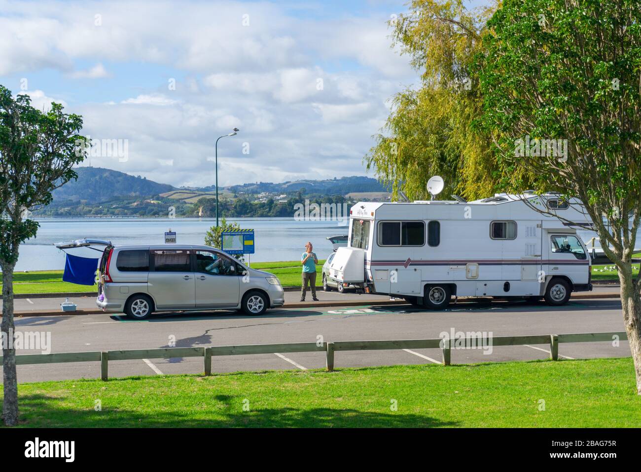 Tauranga Nouvelle-Zélande - 27 mars 2020; les touristes n'ayant nulle part pour aller pendant quatre semaines mais coincé dans un parking alors que covid-19 verrouillage et isolement r Banque D'Images