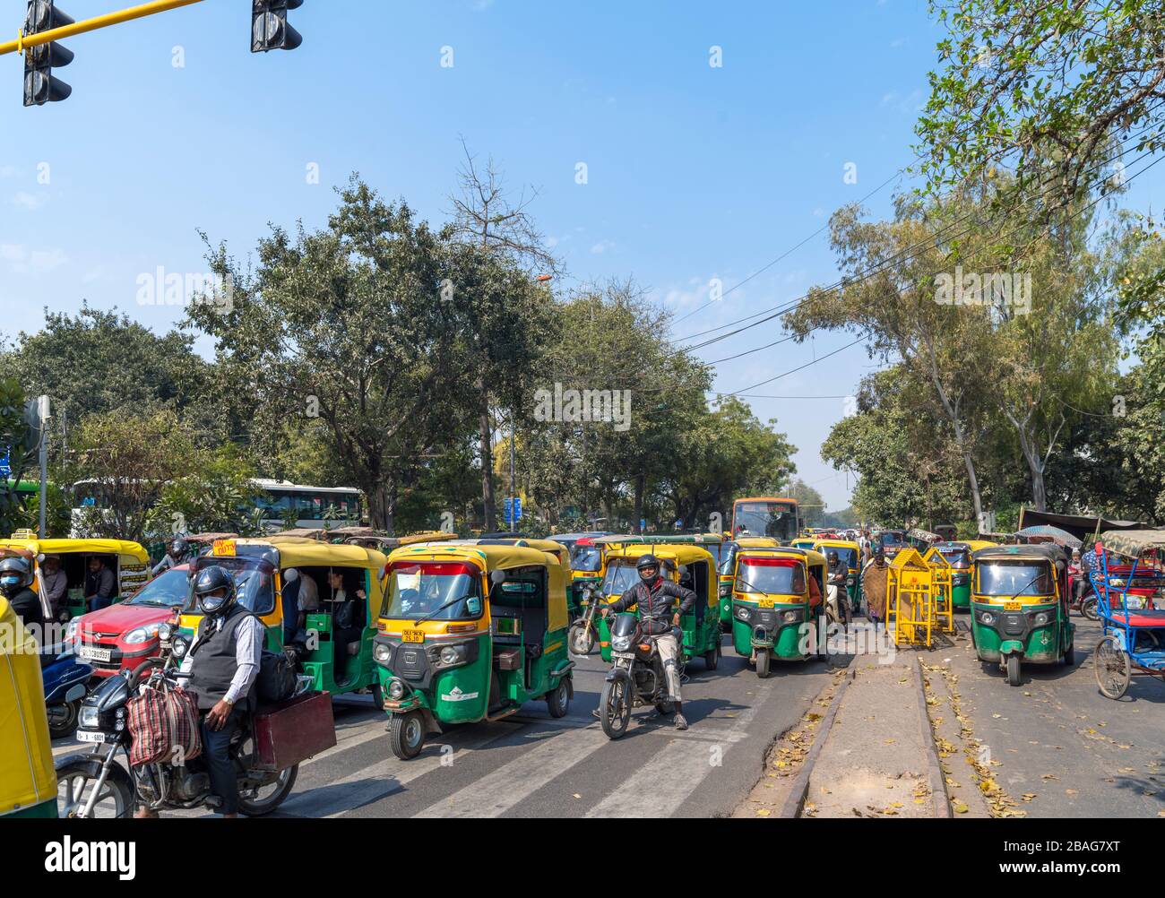 Tuk-tuks (pousse-pousse automatique) aux feux de signalisation à Old Delhi, Delhi, Inde Banque D'Images