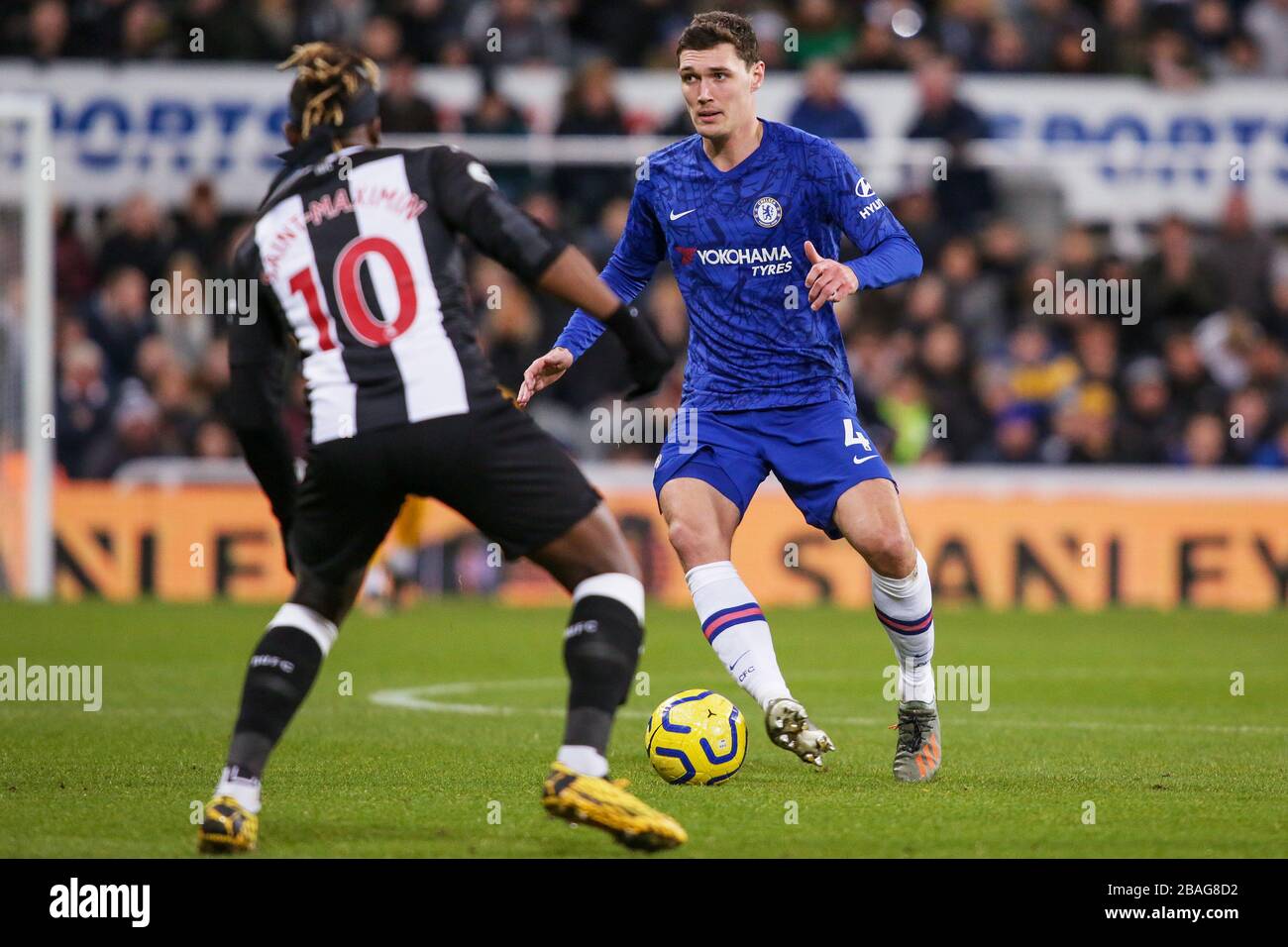 Andreas Christensen de Chelsea cherche à battre Allan Saint-Maximin de Newcastle United - Newcastle United / Chelsea, Premier League, St James' Park, Newcastle upon Tyne, Royaume-Uni - 18 janvier 2020 usage éditorial seulement - les restrictions de DataCo s'appliquent Banque D'Images