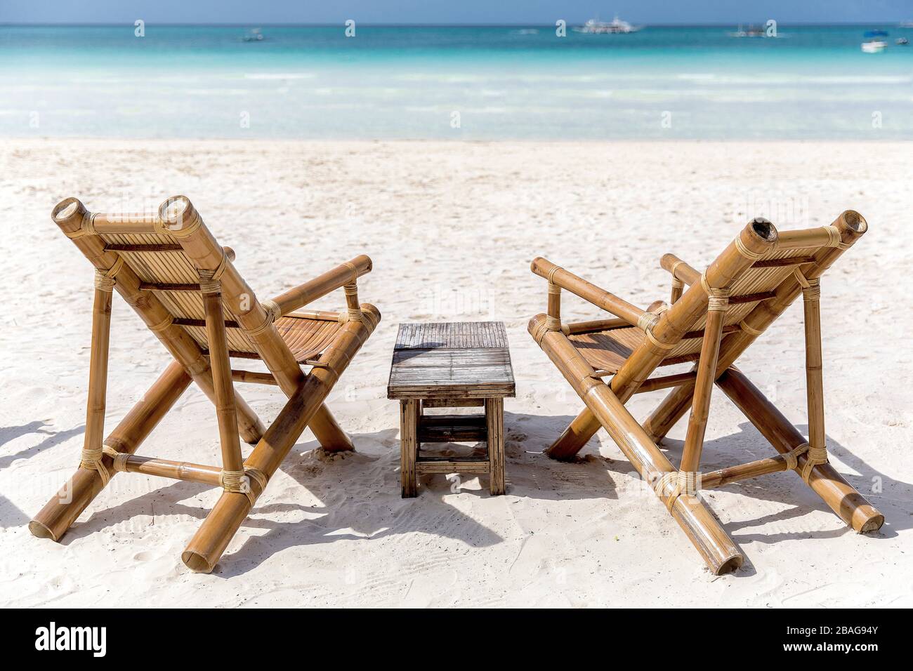 Chaises en bambou sur plage blanche, Philippines Photo Stock - Alamy