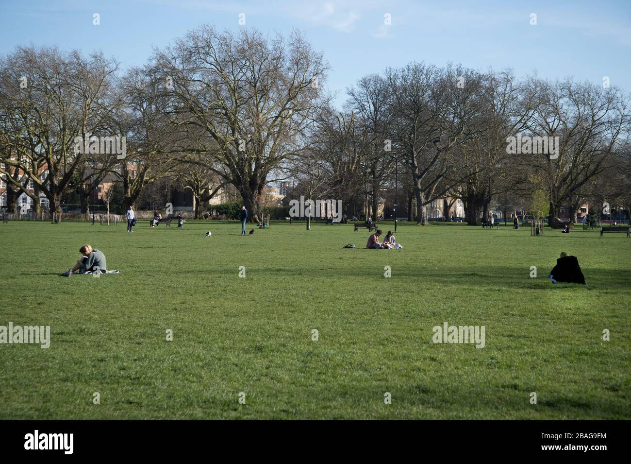 Hackney, Londres Mars 2020 lors de la pandémie de Covid-19 (Coronavirus). Les gens de Londres Field pratiquent la distanciation sociale. Banque D'Images