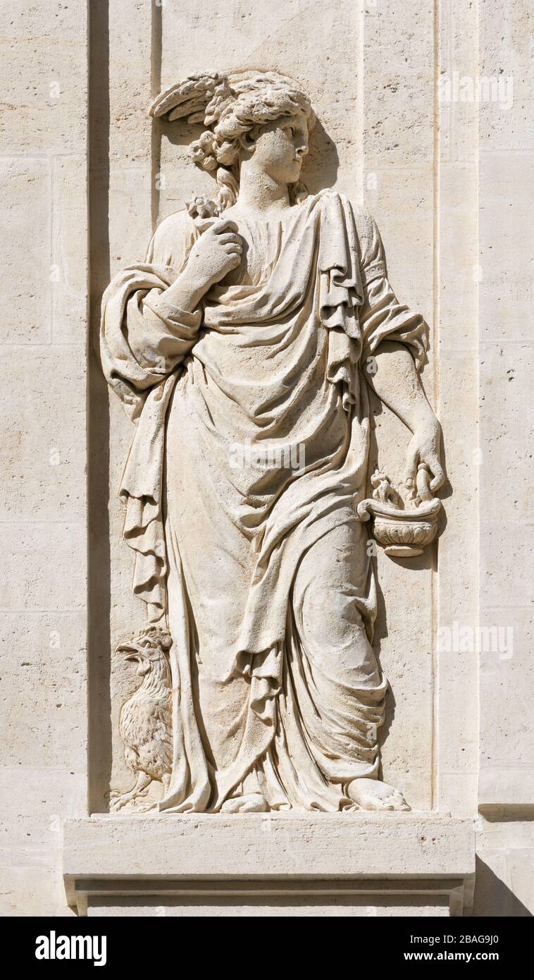 Relief avec figure féminine à l'entrée de l'Hôtel Carnavalet à Paris, France, XVIe siècle Banque D'Images