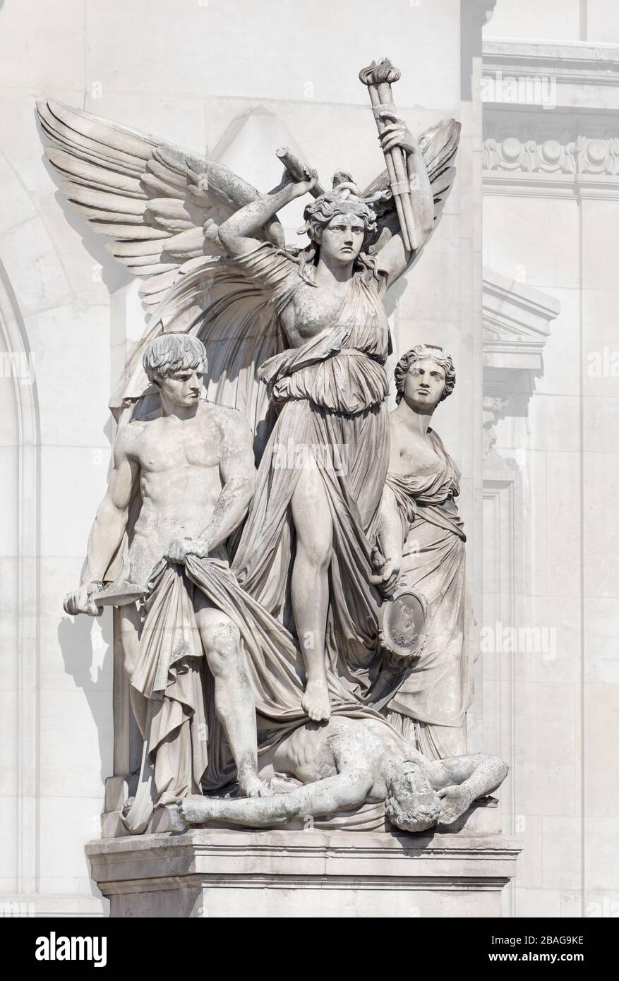 Groupe sculptural "drame lyrique" de Jean-Joseph Perraud sur la façade du Palais Garnier à Paris, France Banque D'Images