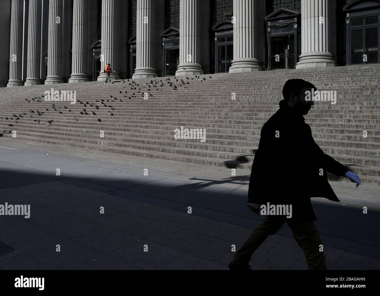 New York, États-Unis. 27 mars 2020. Les pigeons remplissent les escaliers du bureau de poste de la rue James A. Farley à New York le vendredi 27 mars 2020. Près de la moitié des États-Unis sont sous commande de séjour à domicile et les États-Unis sont devenus le pays avec les cas de coronavirus les plus confirmés à plus de 94 000. Photo de John Angelillo/UPI crédit: UPI/Alay Live News Banque D'Images