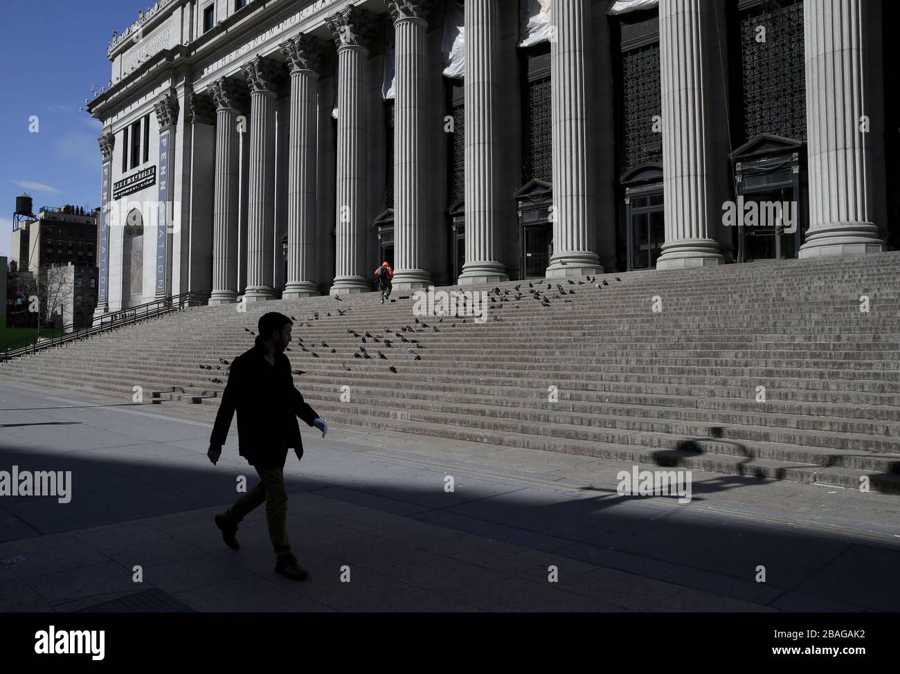 New York, États-Unis. 27 mars 2020. Les pigeons remplissent les escaliers du bureau de poste de la rue James A. Farley à New York le vendredi 27 mars 2020. Près de la moitié des États-Unis sont sous commande de séjour à domicile et les États-Unis sont devenus le pays avec les cas de coronavirus les plus confirmés à plus de 94 000. Photo de John Angelillo/UPI crédit: UPI/Alay Live News Banque D'Images