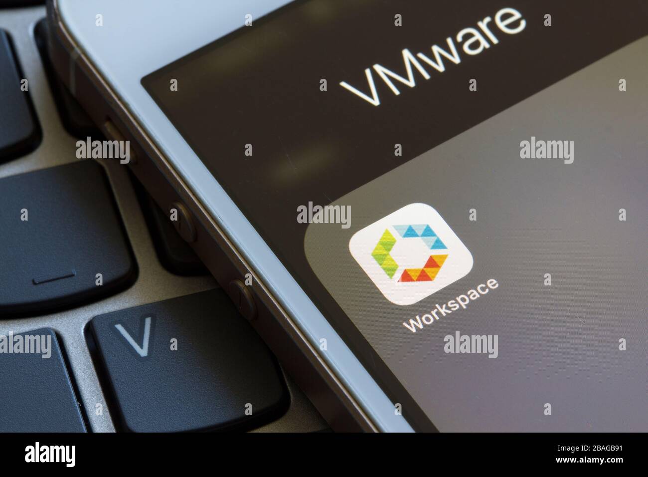 Fermeture de l'icône D'application mobile VMware Workspace ONE. Il permet aux administrateurs INFORMATIQUES de contrôler les périphériques mobiles des utilisateurs finaux et les applications et bureaux virtuels hébergés dans le cloud. Banque D'Images