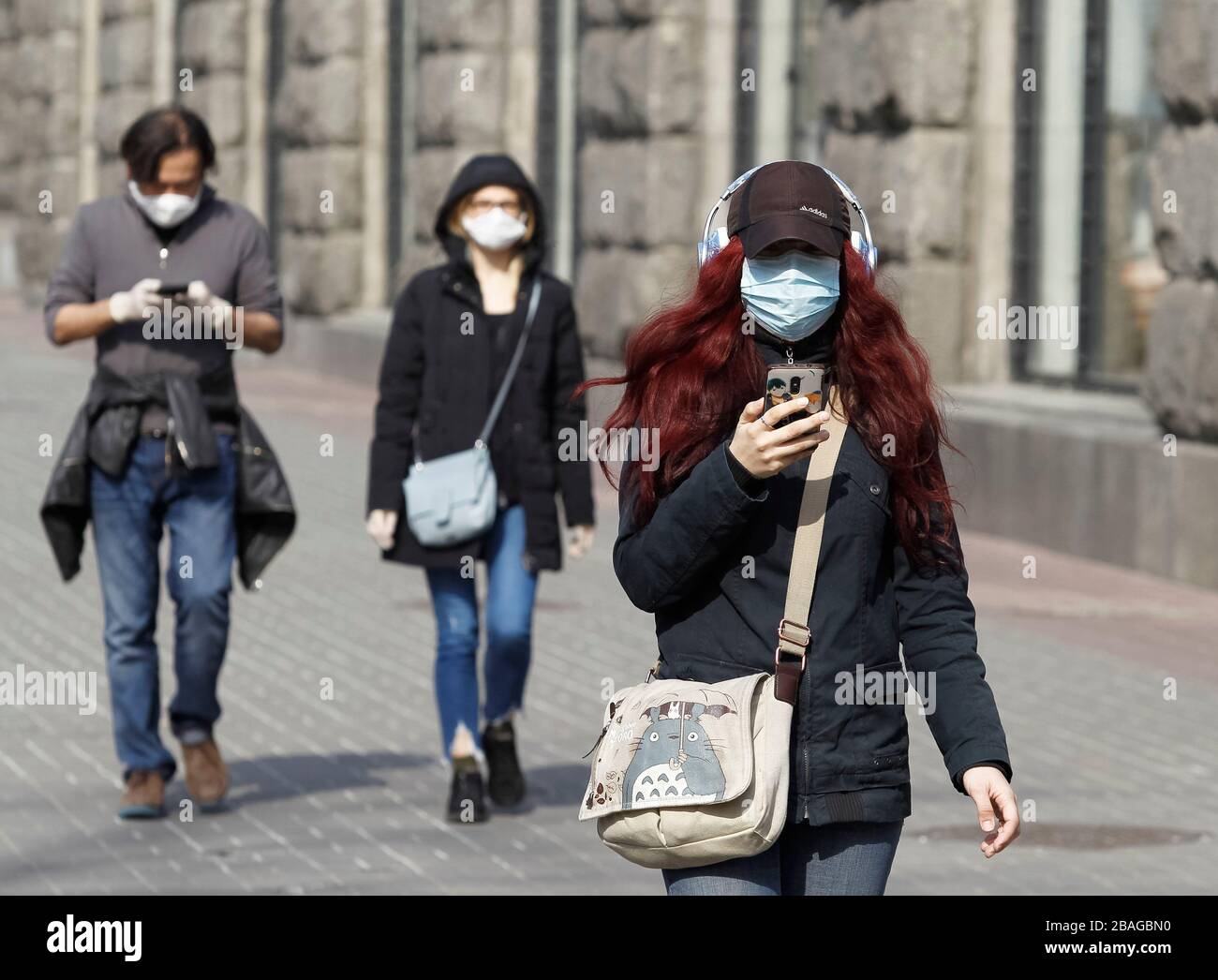 Les personnes portant des masques de protection pour le visage comme mesure préventive contre la marche du coronavirus COVID-19 à Kiev.le gouvernement ukrainien a introduit une urgence nationale pendant 30 jours et a prolongé la quarantaine contre la propagation du coronavirus COVID-19 en Ukraine jusqu'au 24 avril 2020. À 10 h, le 27 mars 2020, 218 cas de COVID-19 confirmés en laboratoire en Ukraine, dont 5 mortels et 4 se sont redressés. Au cours de la journée, 62 nouveaux cas ont été enregistrés en Ukraine. Banque D'Images