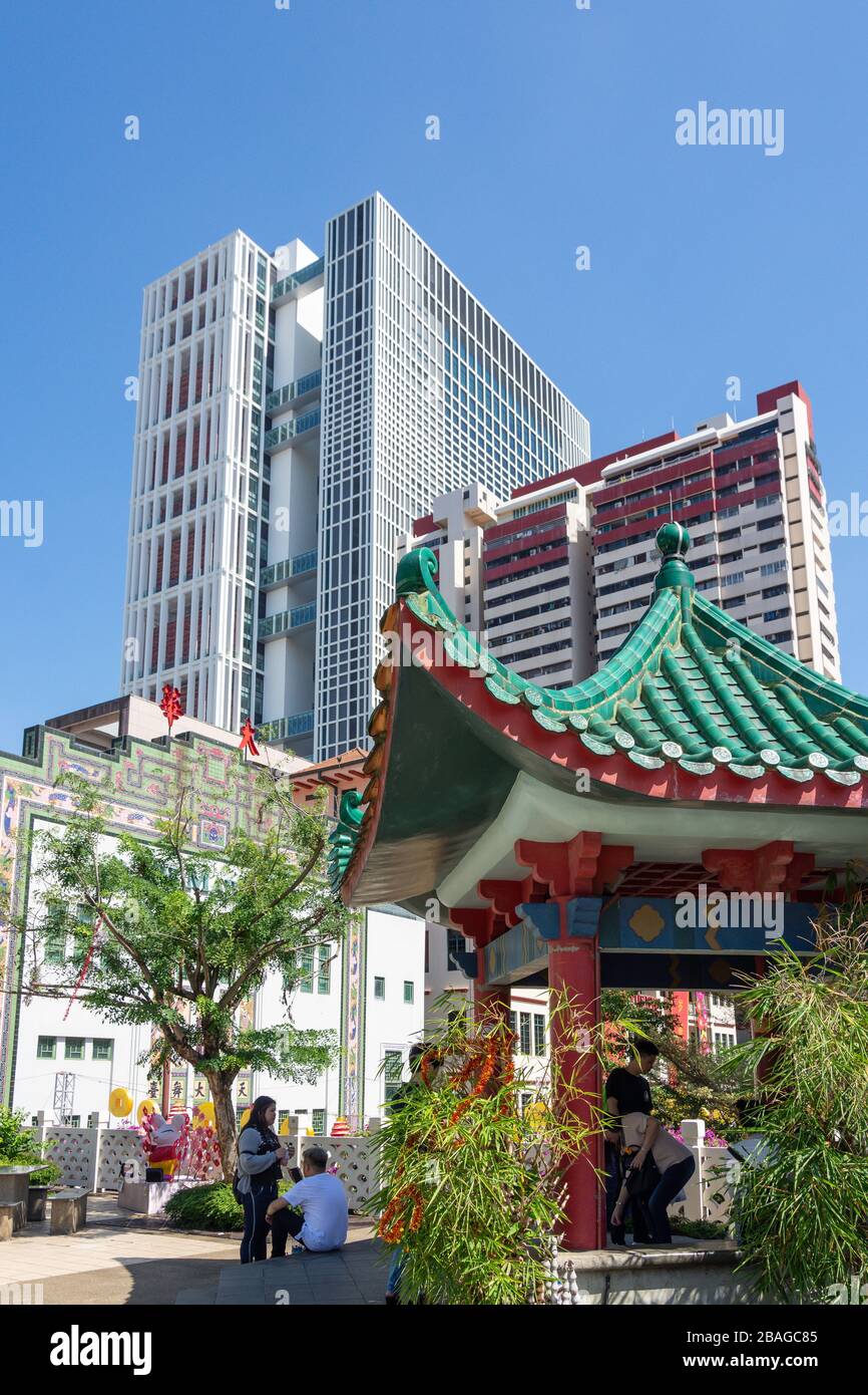 Jardin du temple chinois sur une passerelle piétonne, eu Tong Sen Street, Chinatown, République de Singapour Banque D'Images