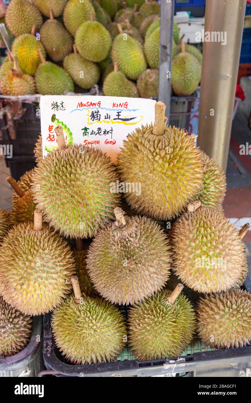 Fruits Durian à vendre sur le stand, Temple Street, Chinatown, Central Area, République de Singapour Banque D'Images