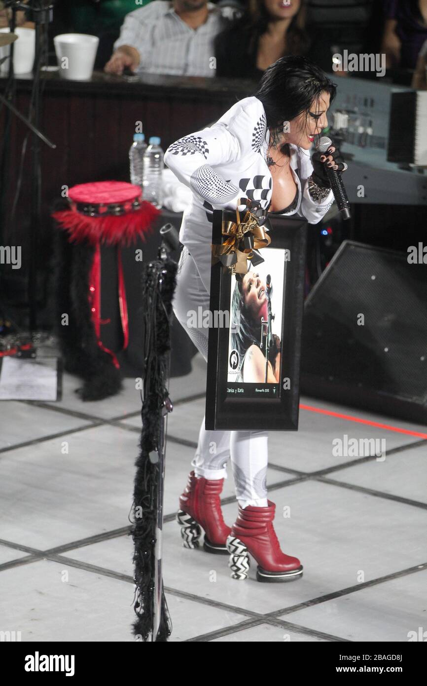 1 DIC 2012. Fils Hermosillo. La reina del rock Alejandra Guzman durante su concierto en el Palenque de Hermosillo. (Luis Gutierrrez/Nortephoto) Banque D'Images