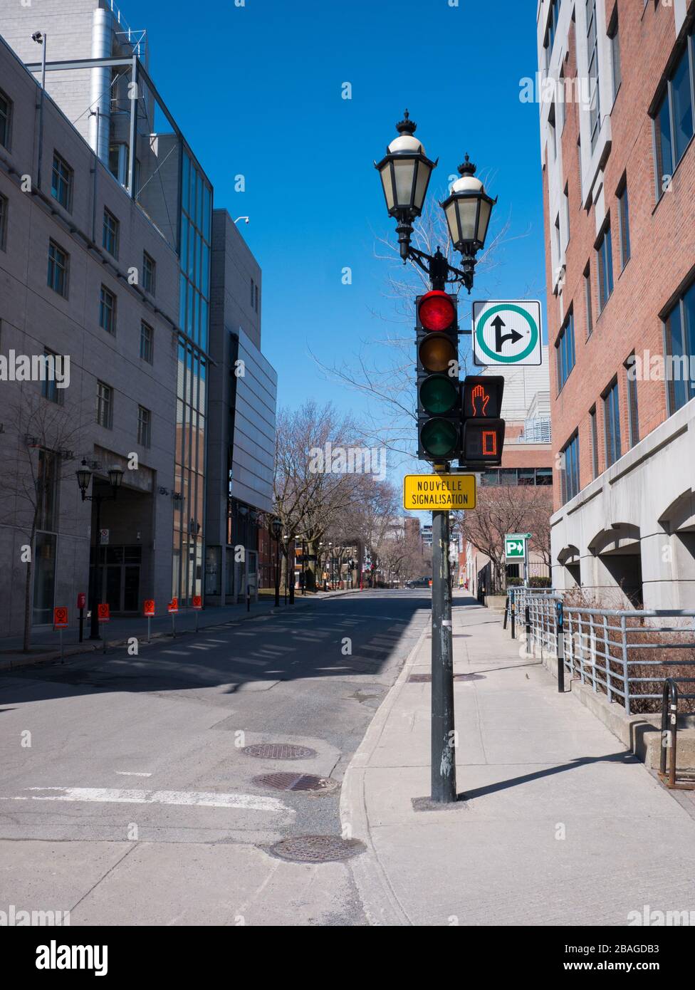 Montréal, Quebc, Canada. 27 mars 2020. Les rues du centre-ville de Montréal sont vides en raison de la crise sanitaire causée par le coronavirus. Les boutiques sont clos Banque D'Images