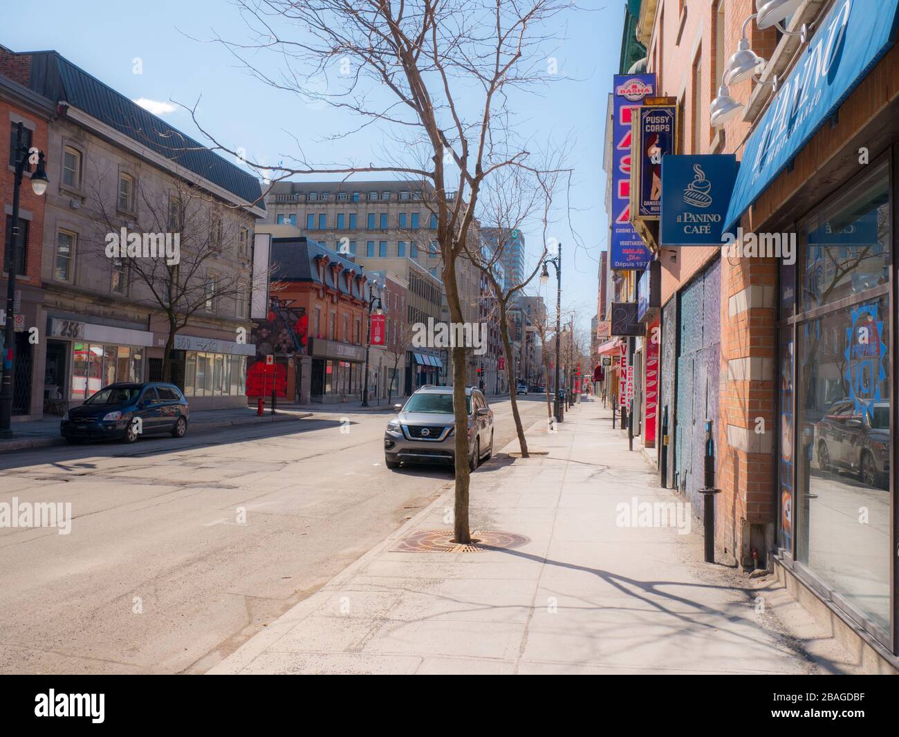 Montréal, Quebc, Canada. 27 mars 2020. Les rues du centre-ville de Montréal sont vides en raison de la crise sanitaire causée par le coronavirus. Les boutiques sont clos Banque D'Images