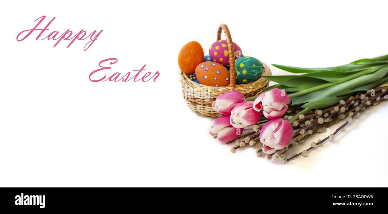 Œufs de Pâques. Bonne carte de pâques. Œufs de Pâques multicolores. Pâques. Œufs de Pâques sur fond blanc en bois. Fond de Pâques. Œufs de Pâques. Pâques sy Banque D'Images