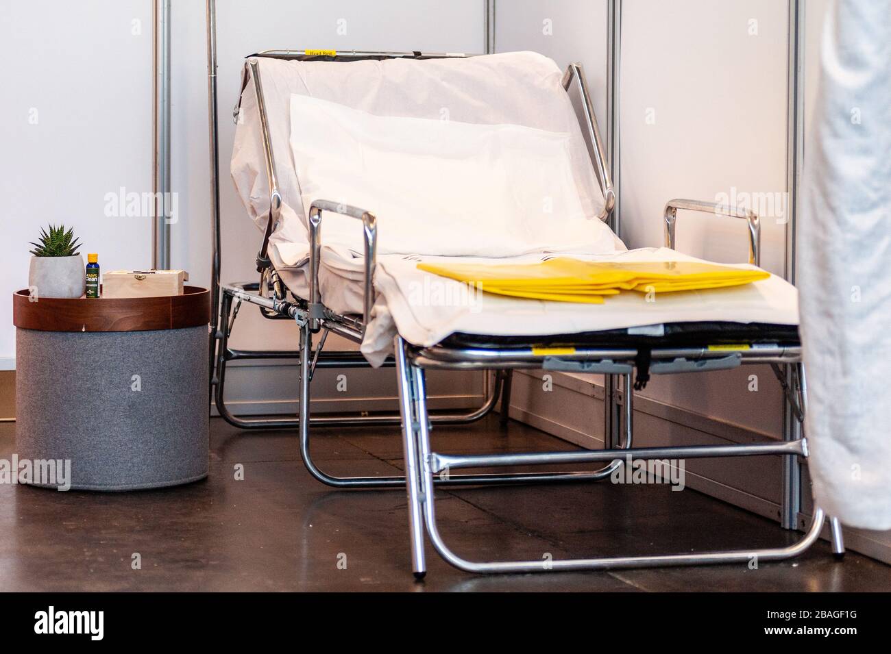 L'un des lits d'hôpital à l'intérieur du Centre Jacob K. Javits qui a été transformé en station médicale de 1 000 lits par les gardes nationaux le 27 mars 2020, à New York. (Photo de Gabriele Holtermann-Gorden/Sipa USA) crédit: SIPA USA/Alay Live News Banque D'Images